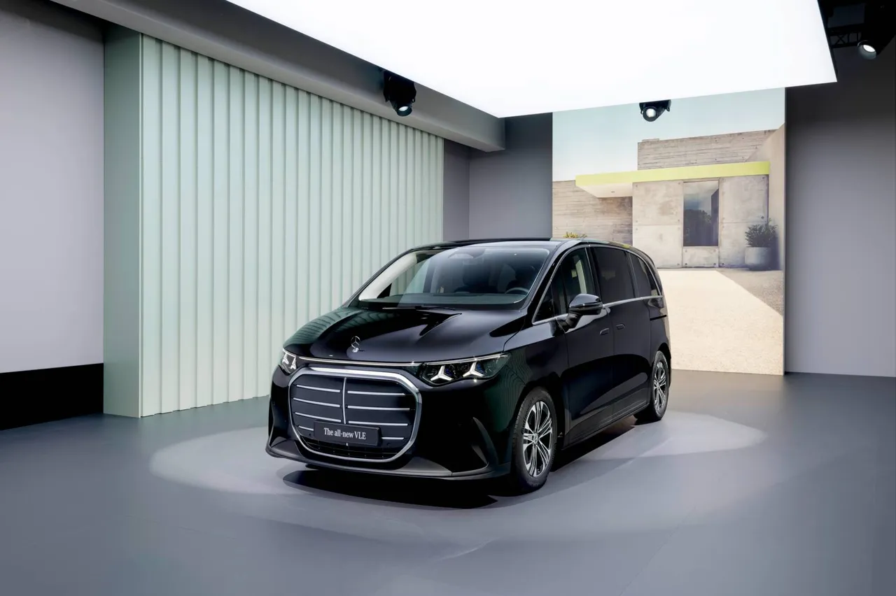 Mercedes-Benz VLE 300 electric — الواجهة الأمامية
